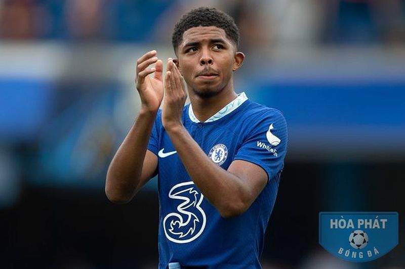 Wesley Fofana - cầu thủ bóng đá chuyên nghiệp đang chơi cho câu lạc bộ Premier League Leicester City ở vị trí hậu vệ